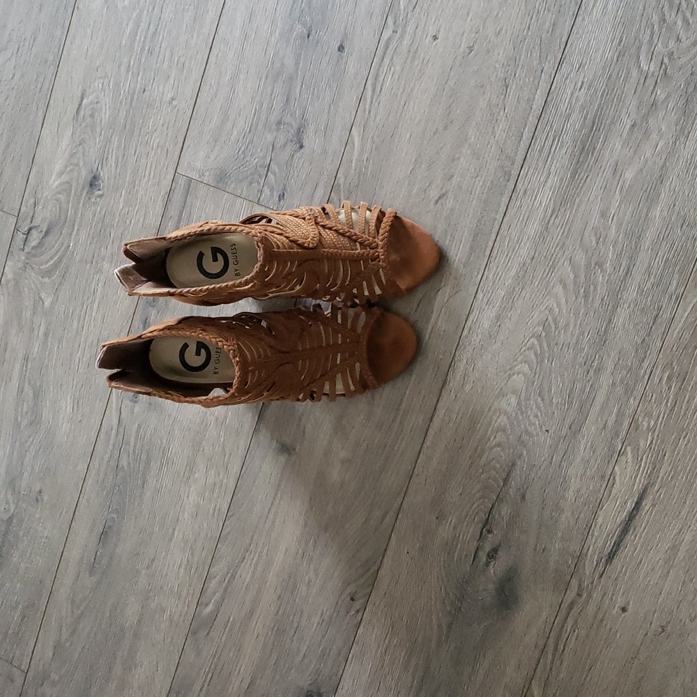 Brown opened concept Heels, they zip at the Heels,.made by GUESS.